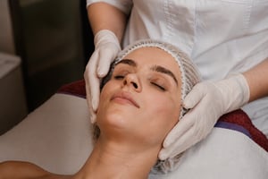 Profissional realiza tratamento estético facial durante atendimento no PhytoSPA.